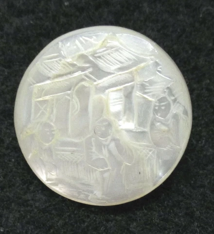 LOVELY ANTIQUE CARVED PEARL BUTTON W/ JAPANESE MEN IN ROBES B21 Cover