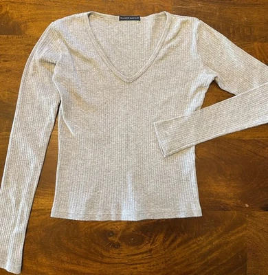 Camiseta Top Brandy Melville John Galt Cuello en V Manga Larga Gris Algodón S/M OS Foto 1 de 2
