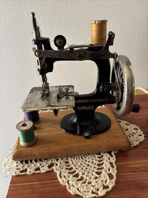 Mini máquina de coser vintage SINGER para niños sin caja ni papeleo Foto 1 de 4