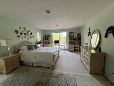 Lexington 9-pc Coastal/modern Chez Michelle Queen Bedroom Set Good condition - Image 1 of 4