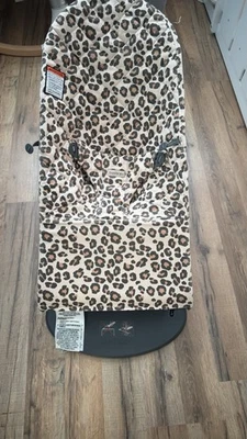 BabyBjörn Gorila Balance Asiento Acolchado Gris Suave + Juego de 2 Barras de Juguete Foto 1 de 4