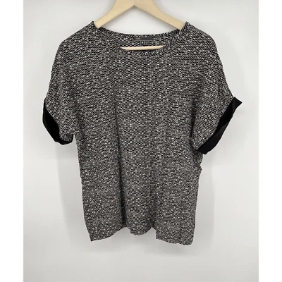 Vince. Blusa manga curta 100% seda tamanho médio geométrica elegante cinza preta - Imagem 1 de 4