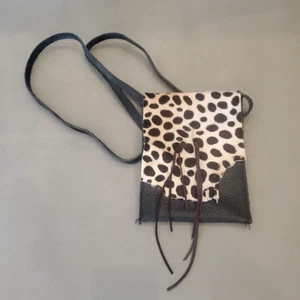 Bolso bandolera de cuero con estampado de manchas para el cabello de pony negro - Imagen 1 de 8