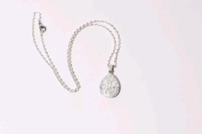 Cadena Plateada colgante Lagrima piedra de Howlita Curación Chapada En Plata  - Image 1 of 4