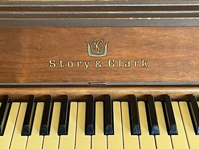 PIANO: Story & Clark, Dk Walnut, L 58", H 39", W 23" Foto 1 de 4