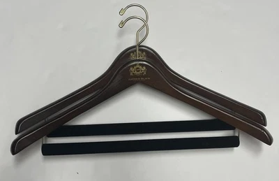 ASTOR & BLACK (2) Roupas Personalizadas Terno Jaqueta Cabide BARRA DE FELTRO Gancho de Latão - Imagem 1 de 4