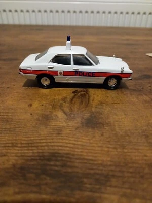 Vanguards VA10305 Ford Cortina Mk3 2000GT Thames Vally Police  No. 0660 Of 1501  - Image 1 of 4