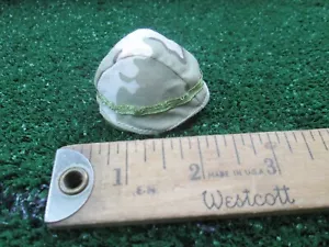 Casco militare GI Joe tessuto mimetico rivestito con fascia verde e cinturino mento in perfette condizioni - Foto 1 di 6