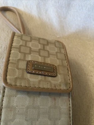 Soporte para teléfono celular muñeca Nine West Bege con espejo y correa y bolsillos Foto 1 de 4