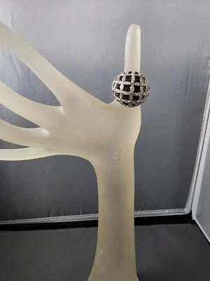 18k White Gold Dome Ring with black and white diamonds Size 6.5 - Image 1 of 4