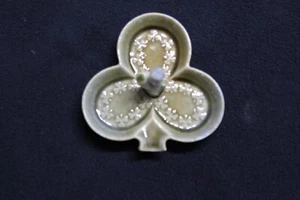 WADE CO ARMAGH IRELAND PORCELAIN ASH/TRINKET TRAY 3 LEAF CLOVER GREEN/LEPRECHAUN - Picture 1 of 4
