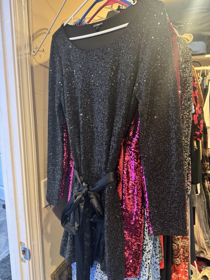 Vestido Express negro de lentejuelas con lazo Foto 1 de 3