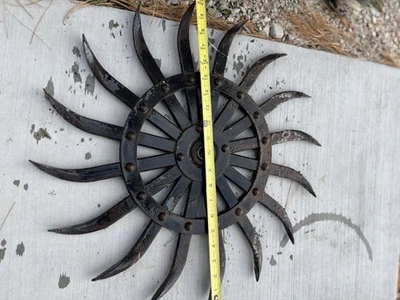 Decoração de roda de enxada rotativa John Deere 18 pol. arte de jardim - Imagem 1 de 4