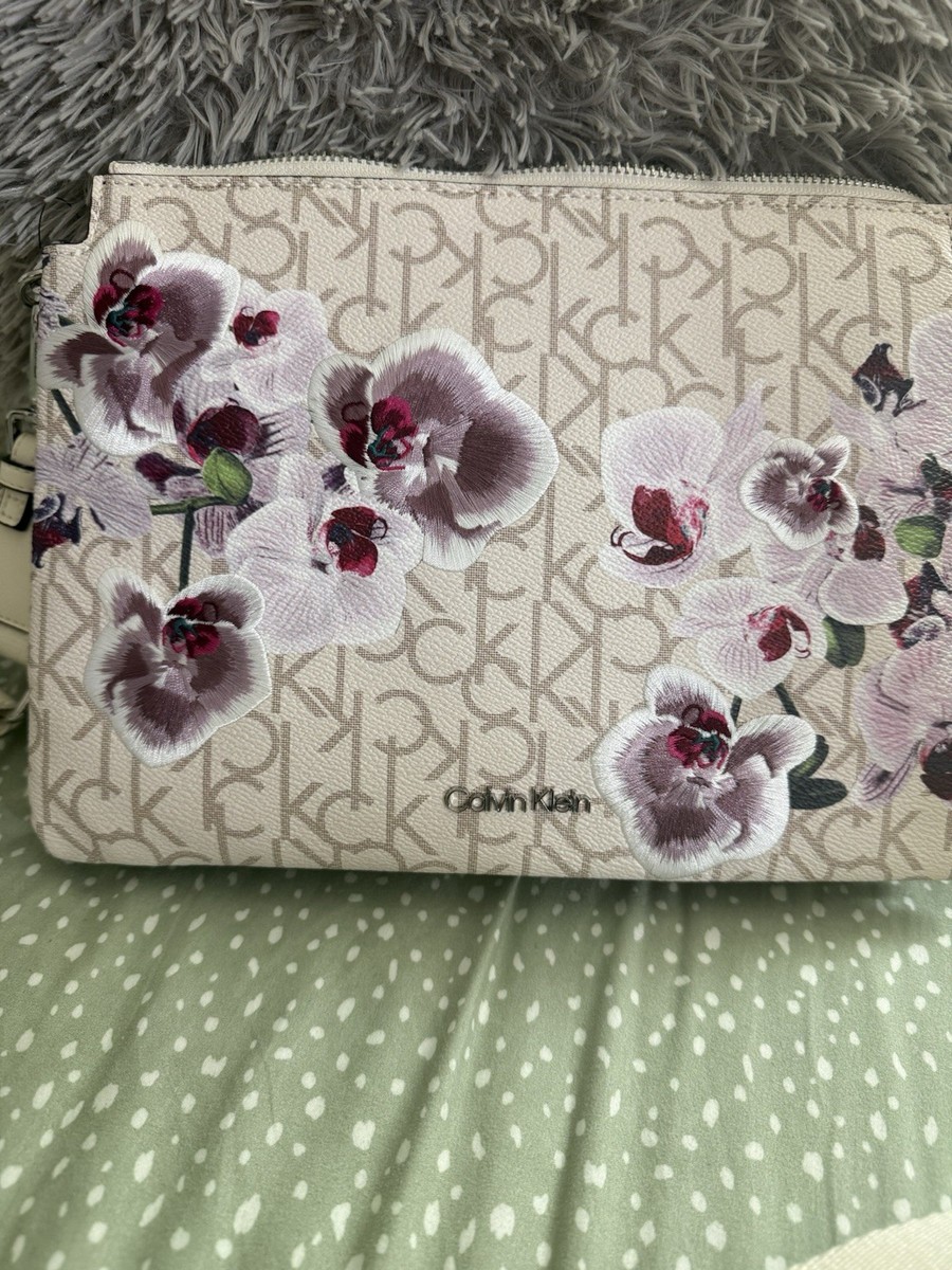[完売間近]カルバンクライン ベージュ花柄刺繍Vネックフレアミ二 カルバンクライン ハンドバッグ フラワー 花柄 刺繍 ブラウン 茶
