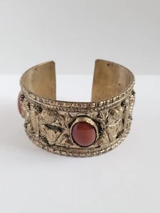 1930s Egyptian Revival Brass Cuff Bracelet Repousse King Tut Pharoah Carnolian - Bild 1 von 17