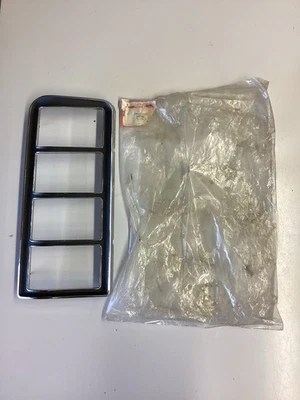 Nuevo de Lote Antiguo 1971-73 Dodge Colt, Mitsubishi Gallant A2, bisel de luz trasera derecha, MA615141  Foto 1 de 4