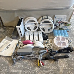 Consola Nintendo Wii Mario Kart + Wii SportsBundle con 4 mandos y 4 ruedas - Imagen 1 de 17