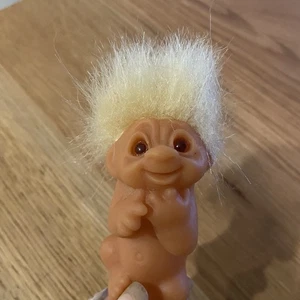 Vintage 1985 Dam Troll Puppe Norfin Baby Newborn Infant 4" Figur blonde Haare - Bild 1 von 8
