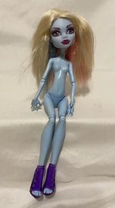 Monster High Bambola Abby Bominable con scarpe Daughter of the Yeti - Foto 1 di 3