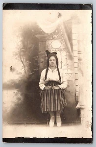 Tarjeta postal RPPC niña con trenzas y arco principios de 1900 Katie Clause edad 15 DB N50 - Imagen 1 de 2
