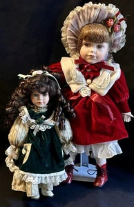 2 VTG Porcelain Dolls Unmarked BRUNETTE SISTERS 12” & 16” Red & Green Dresses - Bild 1 von 24