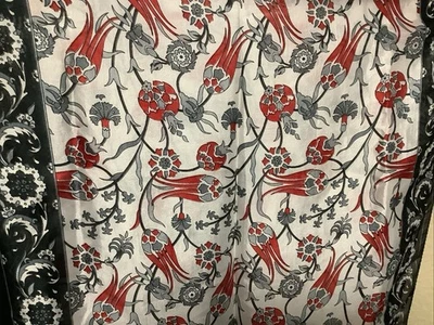 Sarja/Feito na Turquia/Seda Pura~LENÇO~18x58~Vermelho/Branco/Preto~Florais~CLÁSSICO~ - Imagem 1 de 4