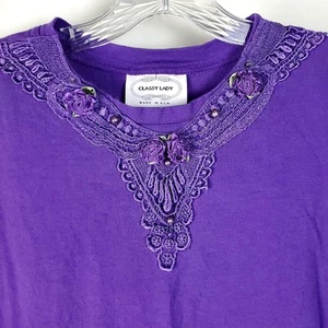 Elegante Camiseta Dama Mediana Adornada Escote Encaje Rosetas Púrpura Algodón EE. UU. - Imagen 1 de 7
