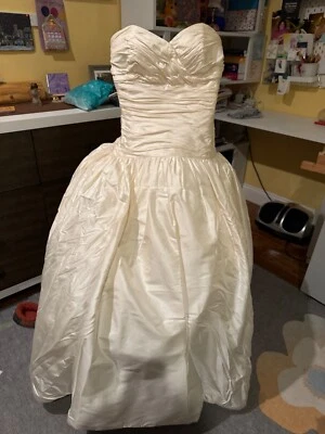 wedding dress size 6-8 pre owned - Image 1 of 4