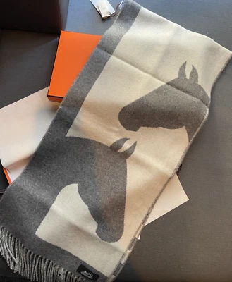 NUEVO HERMES Casaque Silenciador Bufanda 100% Cachemira Love Story Gris Clair Marfil Caballo Foto 1 de 4