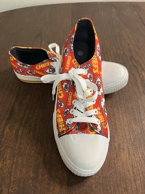 Zapatos de lona Kansas City Chiefs amarillos y rojos de caña baja para mujer talla 10 Foto 1 de 4