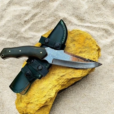 Cuchillo de caza Damasco de acero inoxidable forjado a mano EDC funda de cuero de madera Micarta Foto 1 de 4