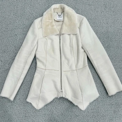 Jaqueta Bebe falsa shearling tamanho S creme marfim com zíper gola de pele bainha assimétrica - Imagem 1 de 4