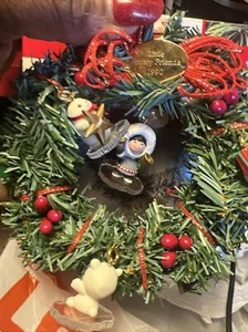 HALLMARK Keepsake 1990 LITTLE FROSTY FRIENDS WREATH Miniature CHRISTMAS ORNAMENT - Picture 1 of 3