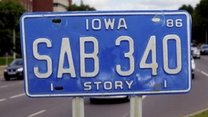Iowa Nummernschild Anhänger # SAB-340 1986 blau/weiß Story County ohne Aufkleber GUC - Bild 1 von 1