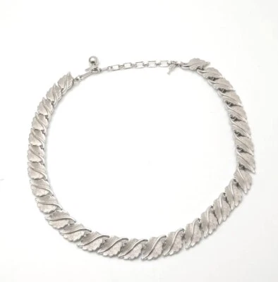 Crown Trifari Vintage 1960s Silver Tоne Brushes Metal Leaf Necklace Choker  16" - Image 1 of 4