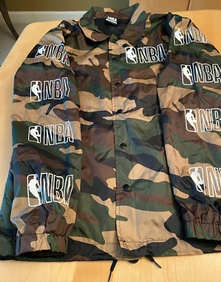 CHAQUETA LOGO NBA CAMUFLAJE NAILON CREMALLERA COMPLETA GRÁFICO HOMBRE S Foto 1 de 4