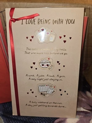 Tarjeta de San Valentín - "Me encanta estar contigo" - Lámina de oro, cinta roja, corazones + Foto 1 de 2