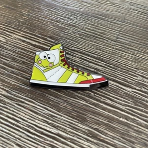 Pin Coleccionable Sanrio: Keroppi (Zapato) - Loungefly - ABIERTO - Nueva Zapatilla Alta - Imagen 1 de 2