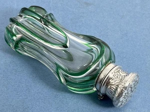 ANTIQUE VICTORIAN SOLID SILVER GREEN FLASH GLASS PERFUME / SCENT BOTTLE C.1890 - Picture 1 of 20