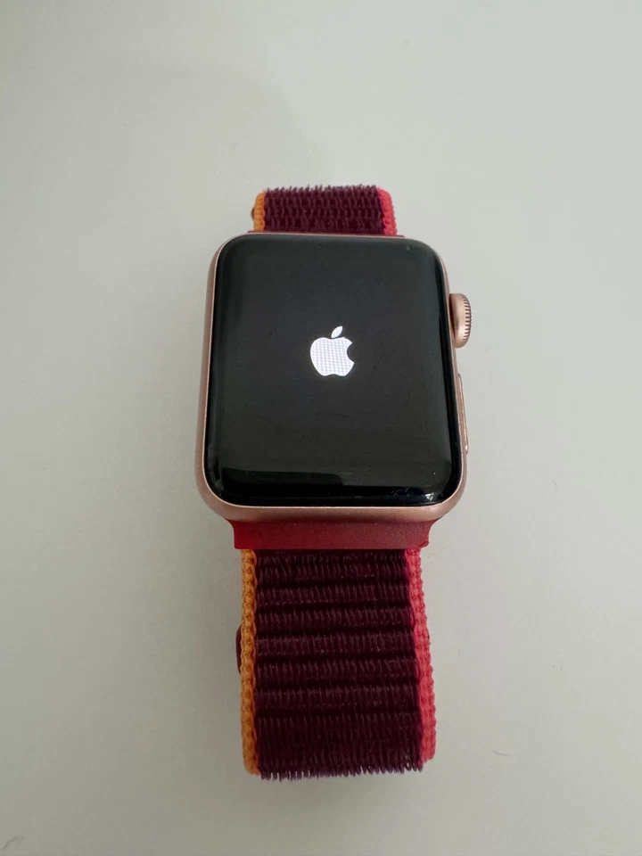 Apple Watch (Series 3) GPS 38 mm - Aluminium  Rose - MQKW2ZD/A - Photo 1/4