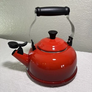 LE CREUSET Pfeifender Teekessel 1,7 Quart Emaille auf Stahl Ombre Rot - Bild 1 von 10