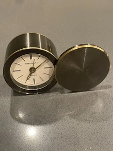 Reloj despertador redondo de viaje vintage Tiffany & Co. de latón hecho en Suiza alimentado por batería - Imagen 1 de 9