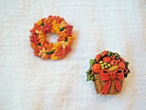 Vintage Punze Anstecknadel Lot Herbstkranz Weihnachten Obstkorb Feiertag Pins - Bild 1 von 5