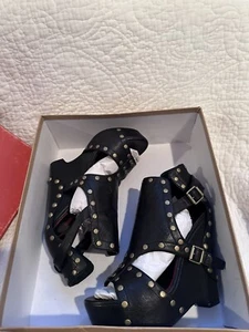 548 Cutout Leather Wedge Leather Shoes with Gold Studs PL-Lucky Size 37 1/2, 7.5 - Picture 1 of 21