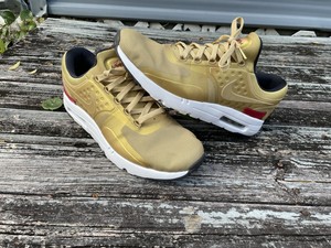air max zero gold on feet