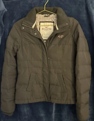 Chaqueta acolchada Hollister Junior Girl pequeña marrón oliva piel sintética SIN CAPUCHA Foto 1 de 4