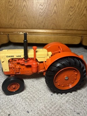 Vintage Die-Cast ERTL Case 600 Tractor 1/16 Scale USA 1986 Special Edition - Image 1 of 3