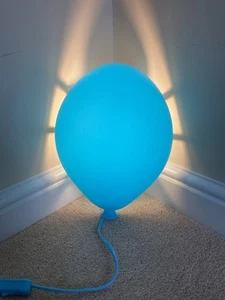 Lampada da parete Ikea Dromminge palloncino blu luce fuori produzione cameretta bambini - Foto 1 di 5