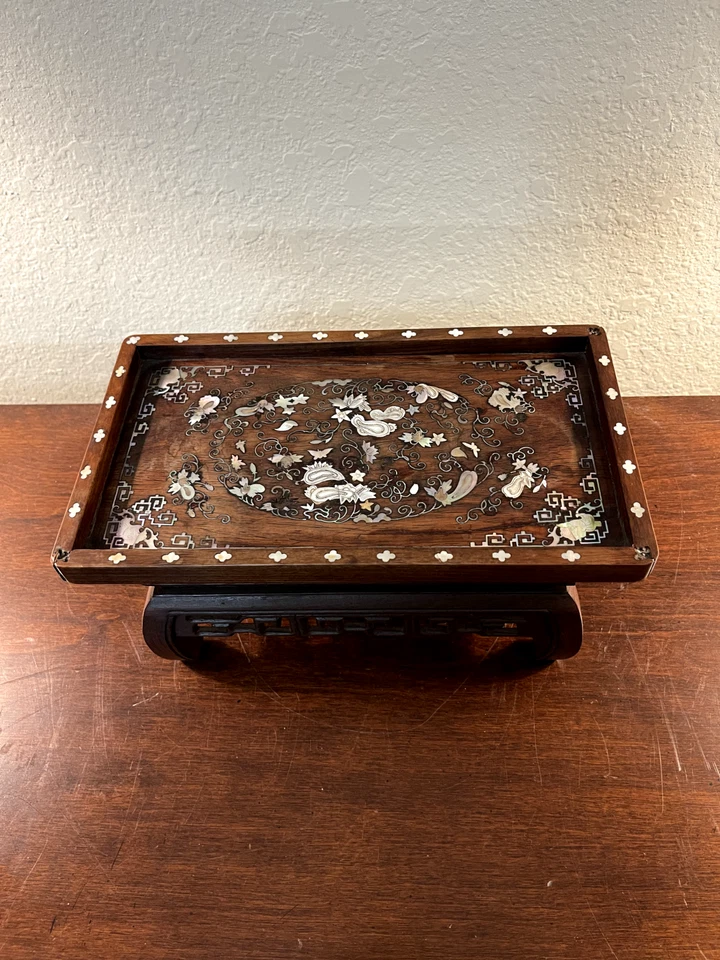Bandeja china antigua con incrustación de madreperla tallada en palo de rosa Foto 1 de 4