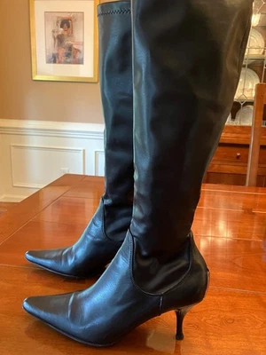 Botas Napa Donald Pliner hasta la rodilla elásticas, 7M, negras con acento plateado Foto 1 de 4